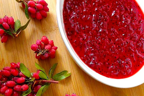 مربای زرشک یکی از مرباهای محبوب و خاص ایرانی است که با طعم ترش و شیرینش طرفداران بسیاری دارد