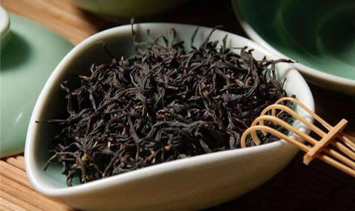 چای شکسته لاهیجان یکی از معروفترین و باکیفیتترین انواع چای ایران است